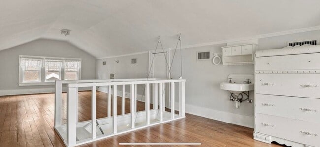 Building Photo - Absolutely stunning 1921 Craftsman style b...