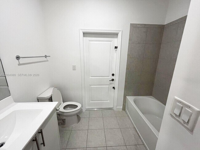 Building Photo - 833 SE 26th Rd