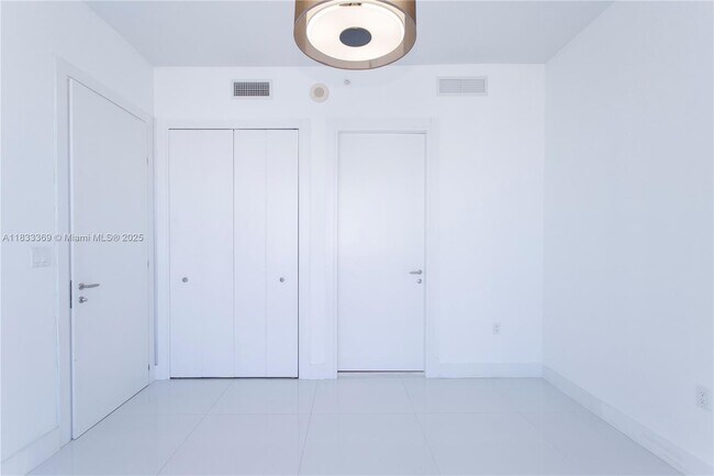 Building Photo - 200 Biscayne Blvd Way