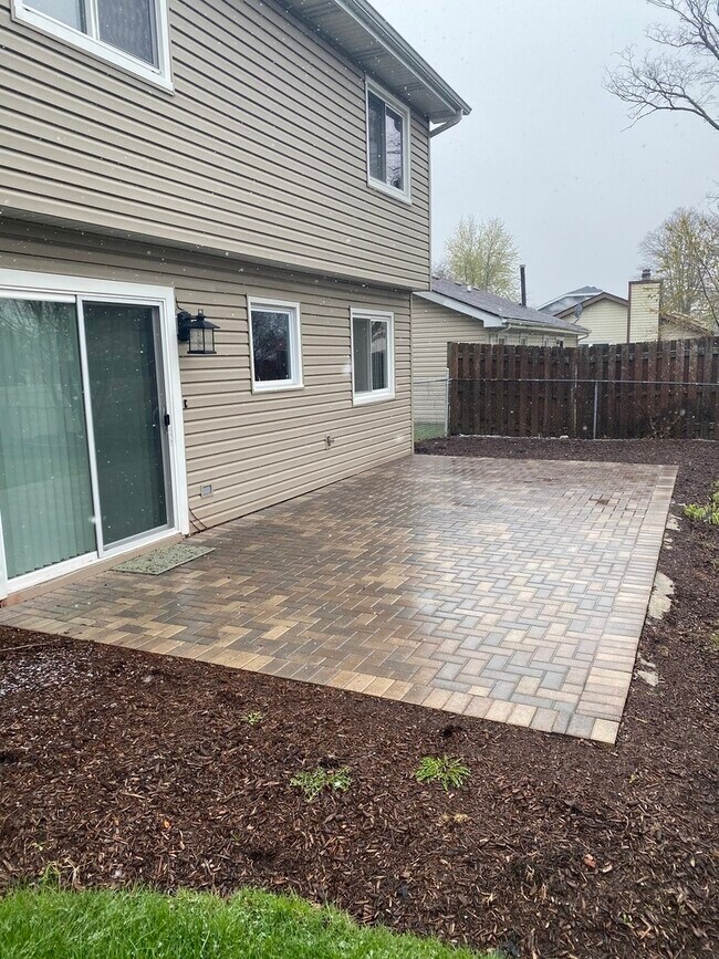 Building Photo - 668 Niagara Dr