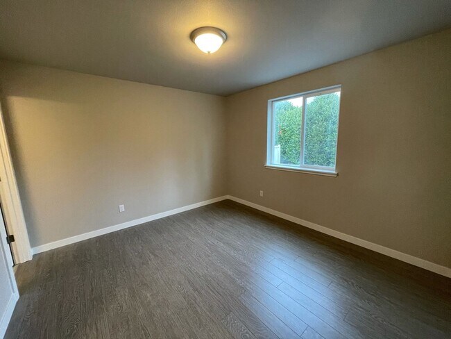 Building Photo - Beautiful 3 Bedroom Duplex with Garage!