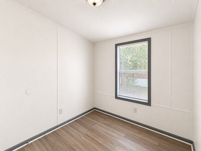 Building Photo - Freshly Updated Single-Wide in Quiet Community!