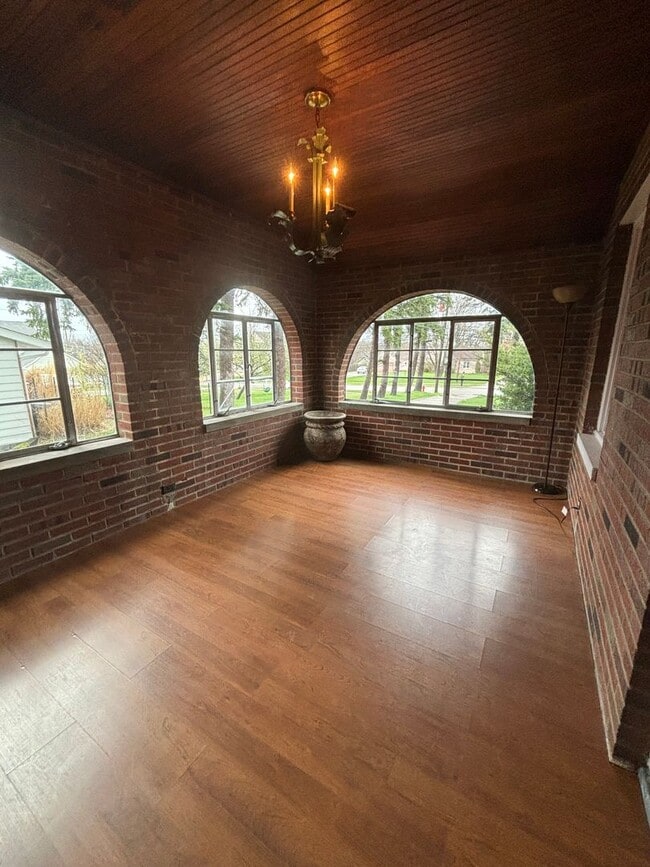 Building Photo - Spacious Home with Large Lot