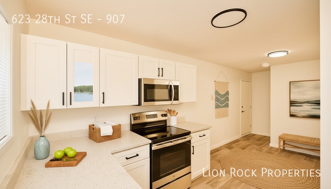 Building Photo - 623 28th St SE