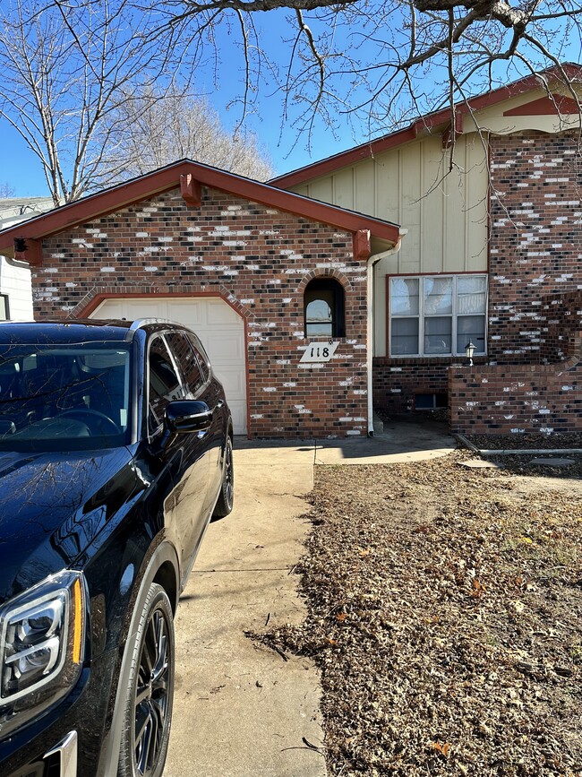 Building Photo - 118 S Mary Etta St