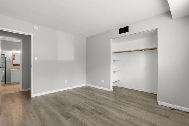 Building Photo - Recently updated 2 bedroom condo with upgr...