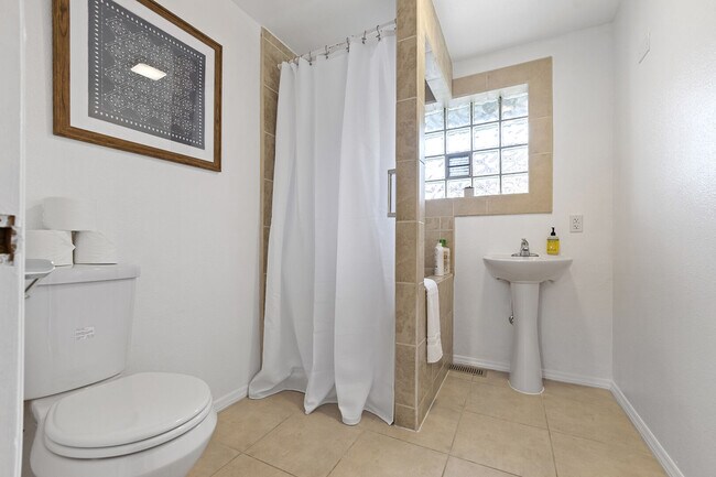 Building Photo - 1627 E Broadway