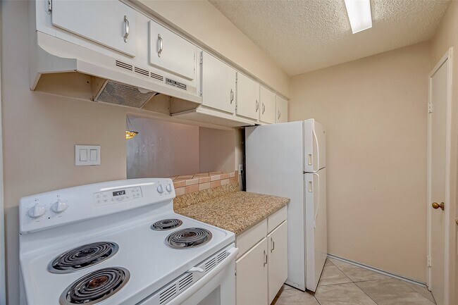 Building Photo - 6410 Del Monte Dr