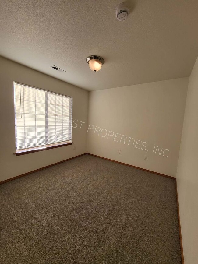 Building Photo - *1/2 OFF 1ST MONTH'S RENT PROMO* 3 Bed NE ...