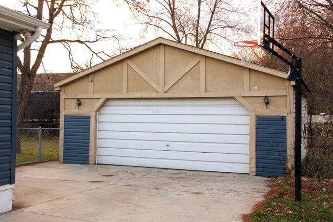 Building Photo - 43592 Champlain Ct