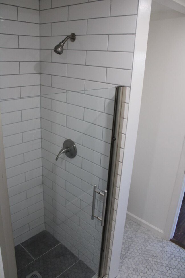 Building Photo - 624 40th St
