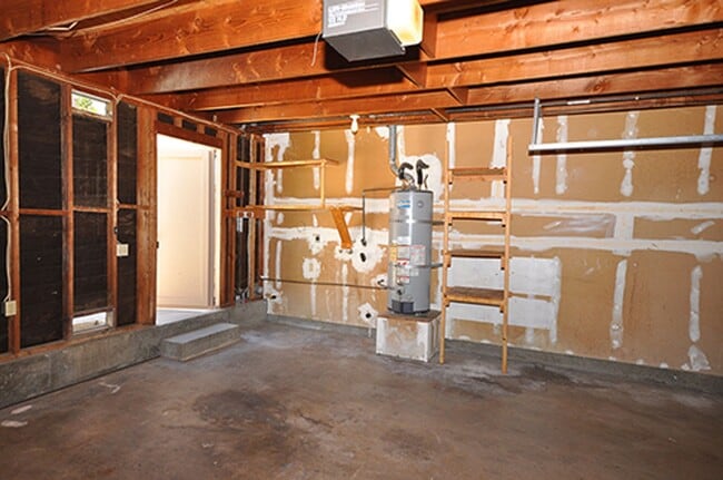 Building Photo - Lovely single level end unit in Tanglewood...