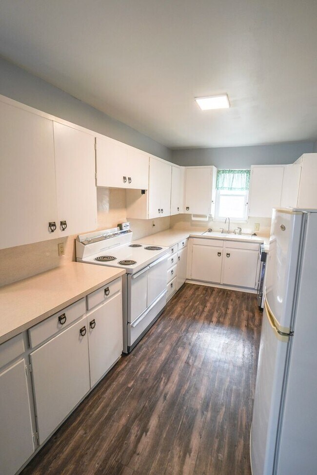 Building Photo - 906 Carey Dr