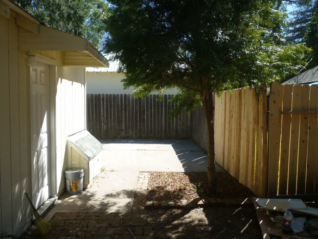 Building Photo - Cute Private Studio!!