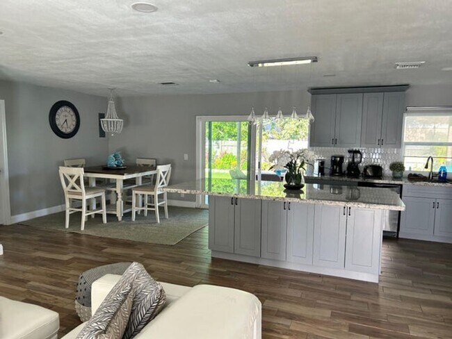 Building Photo - 1182 SE 2nd Ave