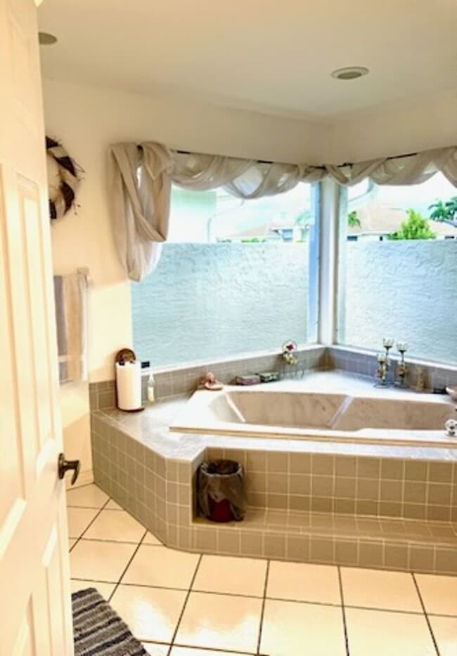 Building Photo - Home