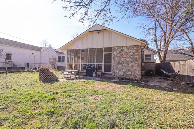 Building Photo - Nice Midtown Bungalow