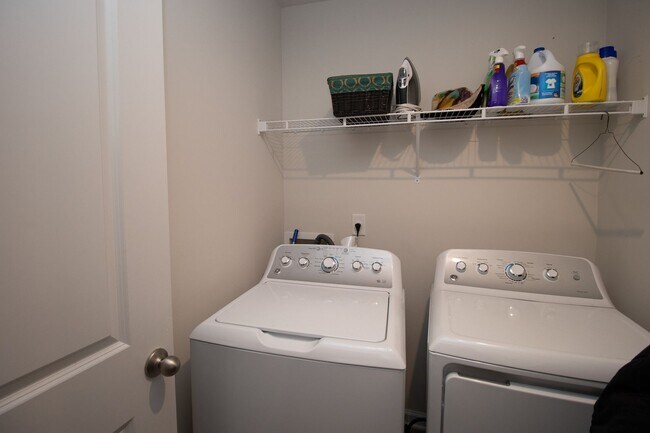 Building Photo - Gorgeous 3 Bedroom, 2 Bath ~ Minutes to Fort Jackson ~ Available Mid October!