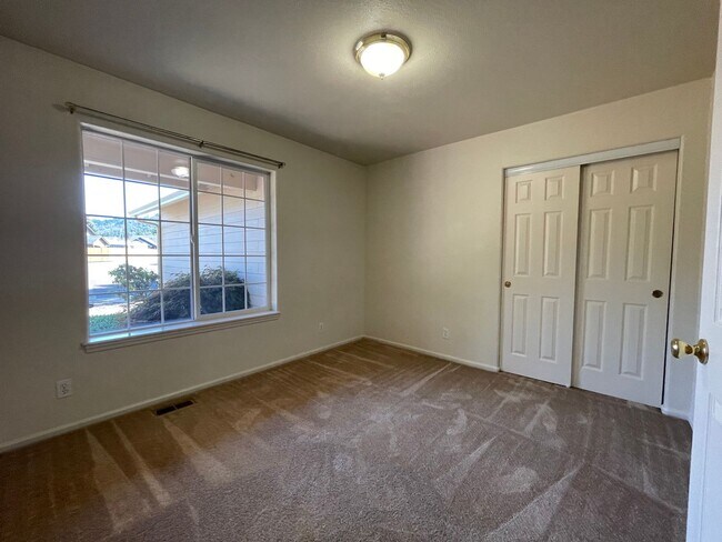 Building Photo - 205 Kit Ln