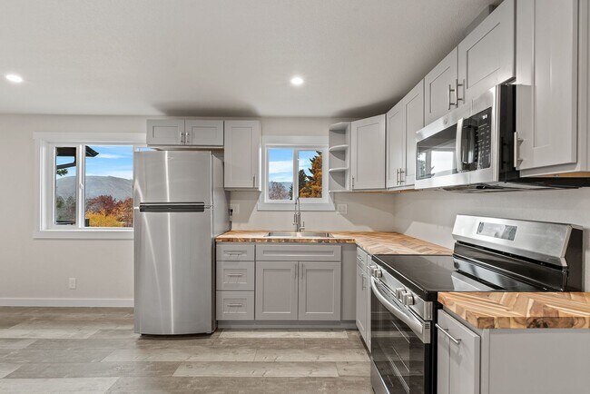 Building Photo - 460 N James Ave