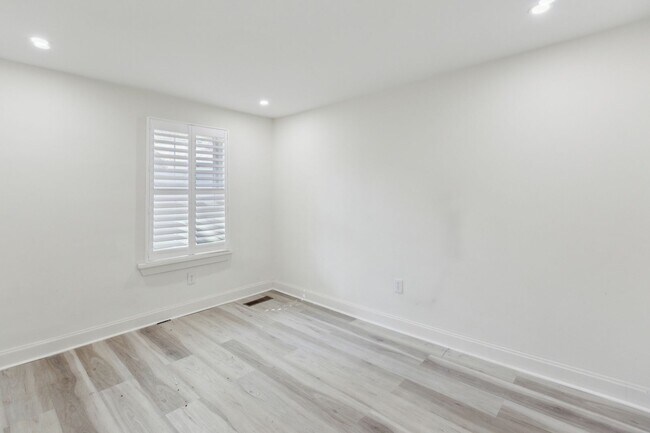 Building Photo - Chic & Modern North Charleston Home with Spacious Backyard