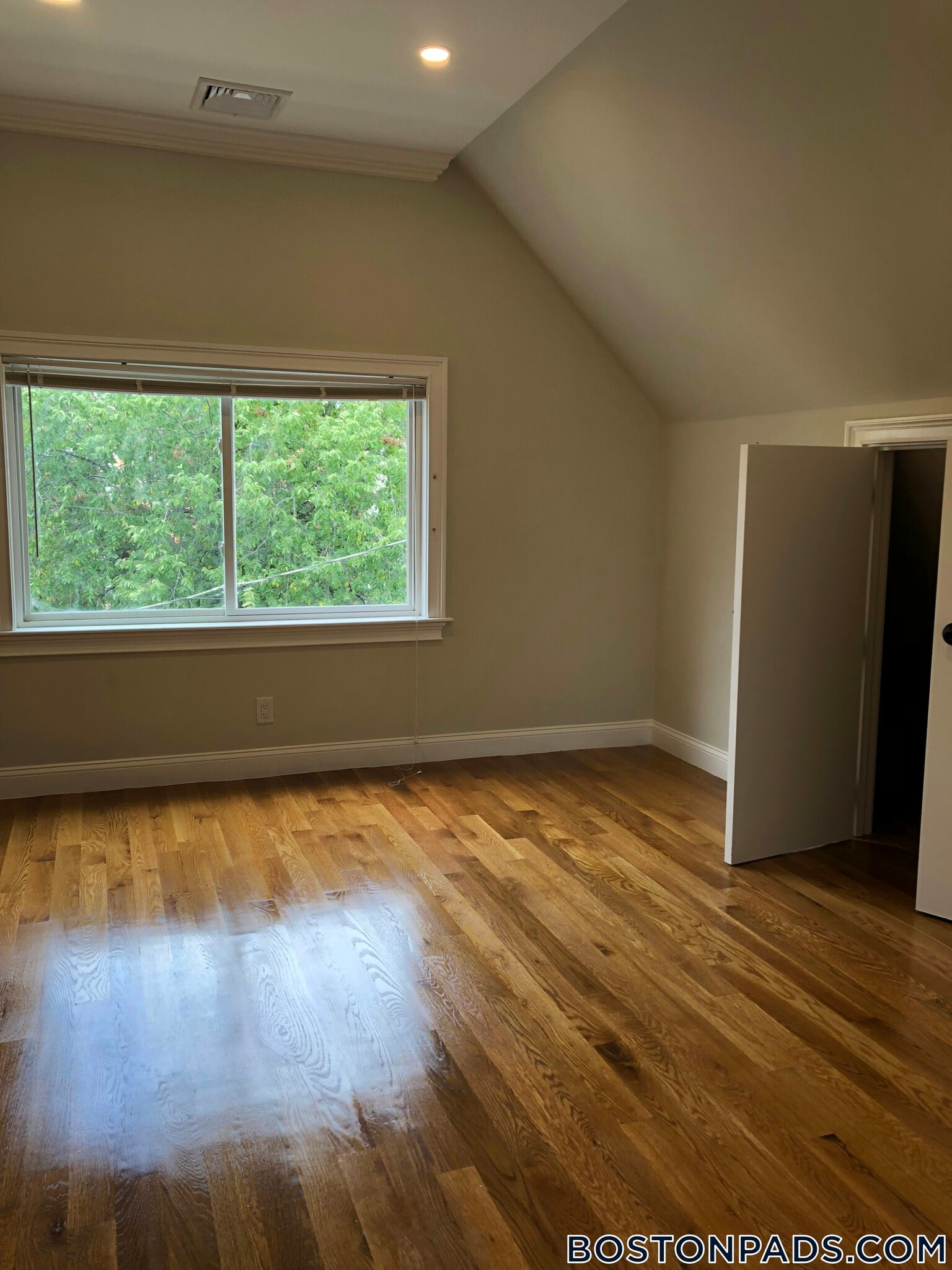 Building Photo - 9-11 Woodside Ave.