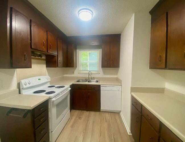 Building Photo - Mint Hill ranch - 3 bed, 2 bath with large...