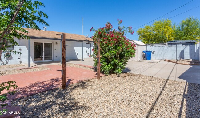 Building Photo - 3325 S Shafer Dr