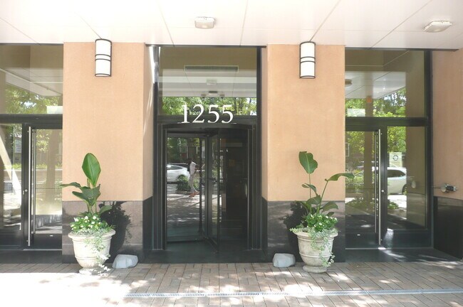 Building Photo - 1255 S State St