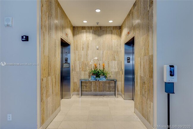 Building Photo - 1111 SW 1st Ave