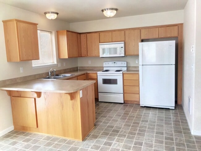 Building Photo - Pet Friendly town house for rent