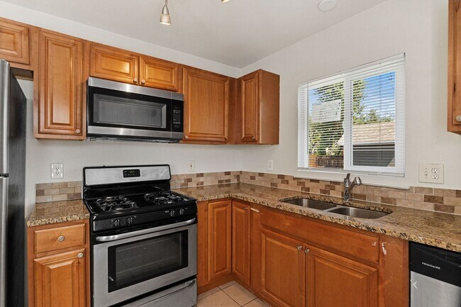 Building Photo - Newly Renovated 2 bed/1 bath home!!