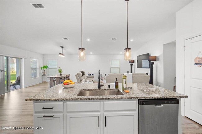 Building Photo - 527 Glaspell Cir SE