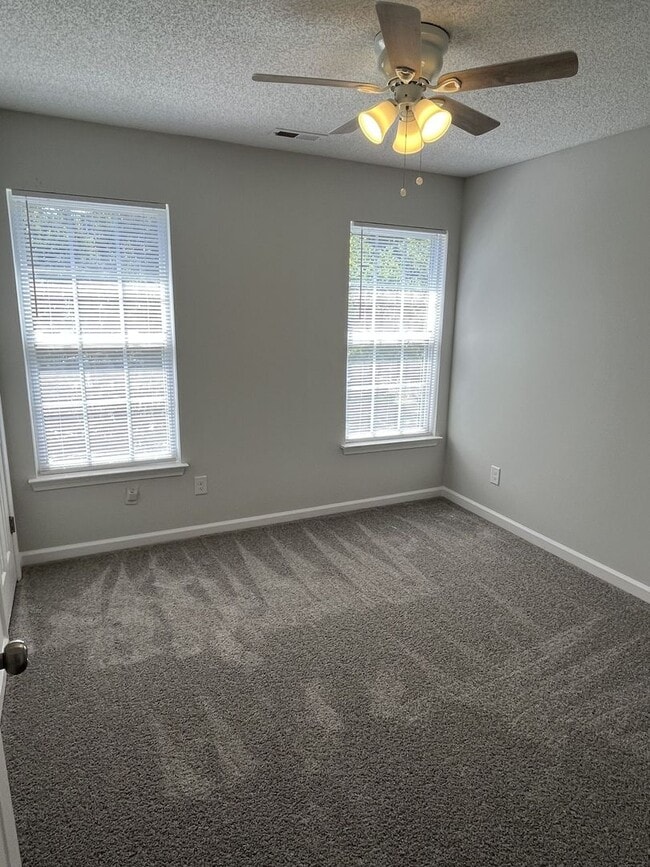 Building Photo - Updated 4 Bed Home in North Charlotte