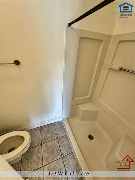 Building Photo - 123 West End Pl