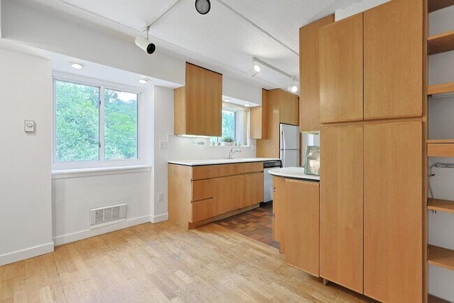 Building Photo - 412 Benedict Ave