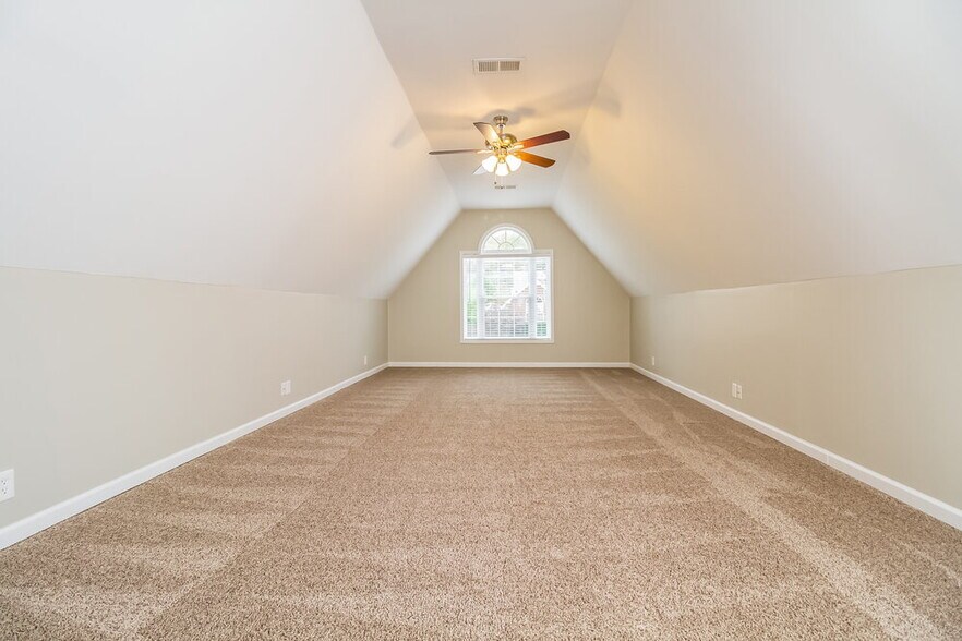 Building Photo - 2910 Iona Dr