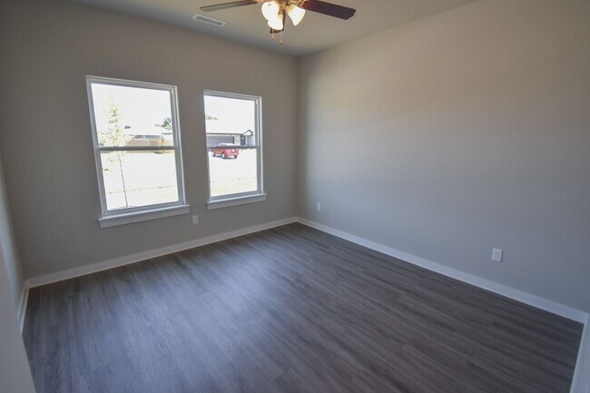 Building Photo - Nice 3 Bedroom 2 Baths Farmington heights!!