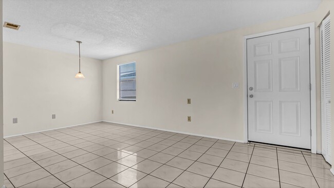 Building Photo - 2BD/2BA Second Floor Unit, Oldsmar, Availa...