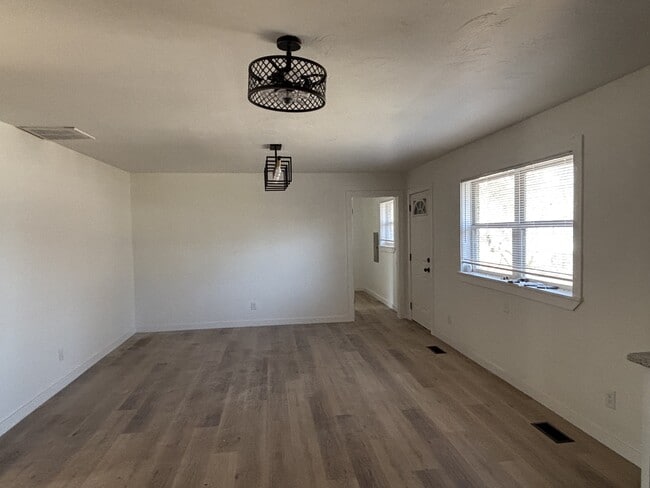 Building Photo - 915 S 6th St