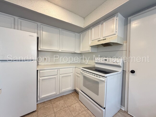 Building Photo - For Lease | Midtown Duplex | $1050 Rent