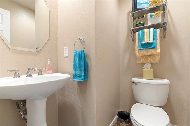 Building Photo - This Condo is The Perfect Blend of Comfort...