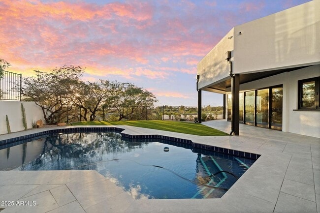 Building Photo - 3135 E Palo Verde Dr