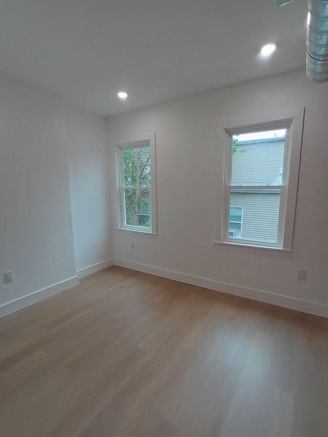 Building Photo - Newly Renovated 2BD/1BA in Fairhill - Avai...