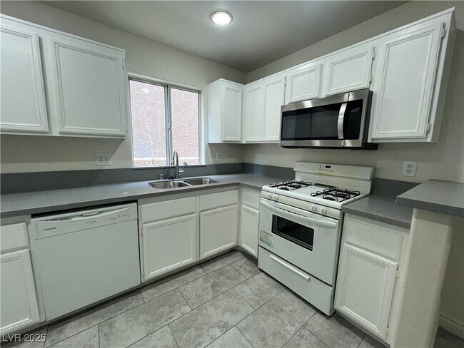 Building Photo - 5586 Lago Ct