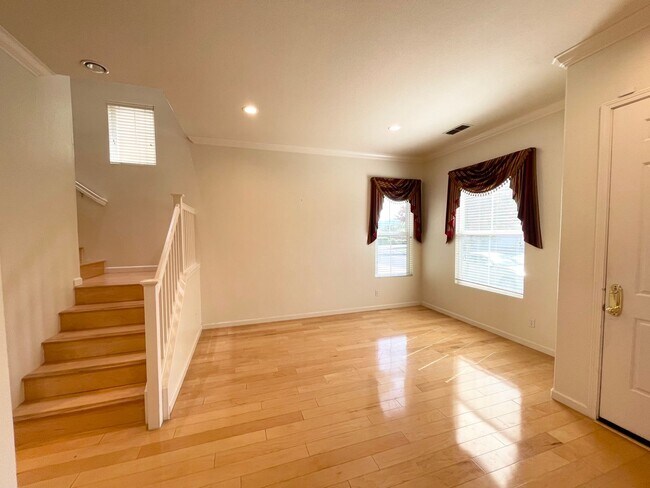 Building Photo - Perfect Shape Pleasanton Single Family Home
