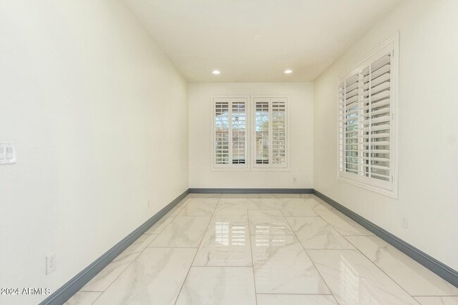 Building Photo - 9567 W Robin Ln