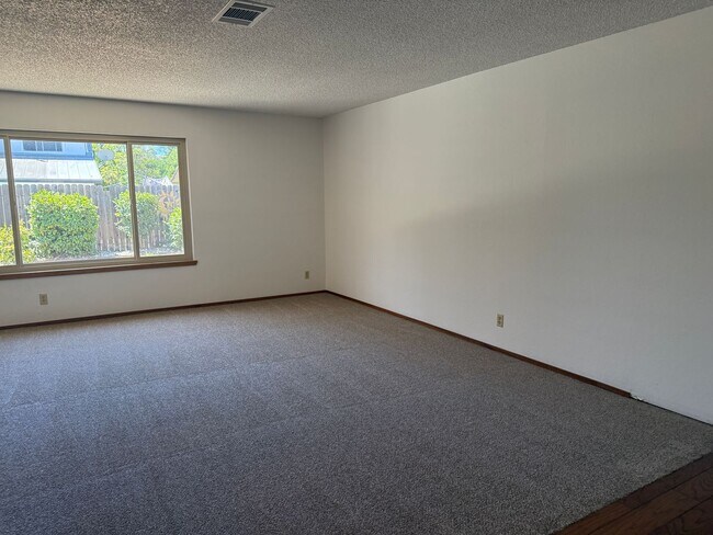 Building Photo - 718 Linwood St