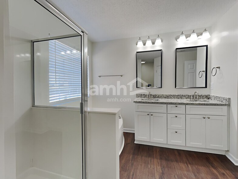 Building Photo - 215 Creekview Dr