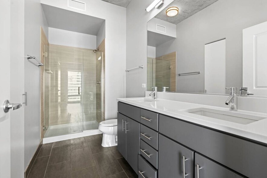 Building Photo - 958 S Clark St